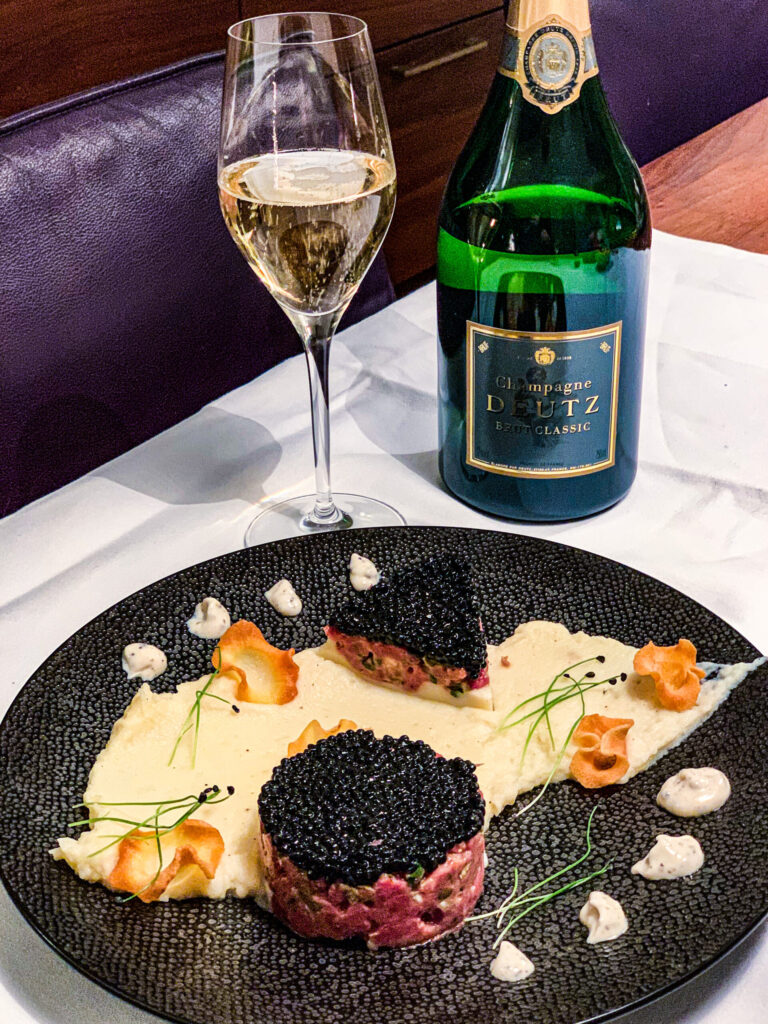 Steak tartaar met kaviaar en champagne