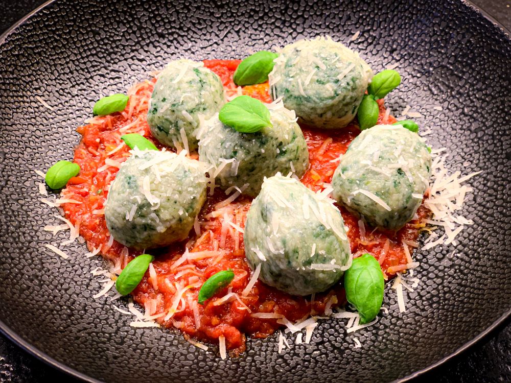 Toscaanse gnudi met tomatensaus