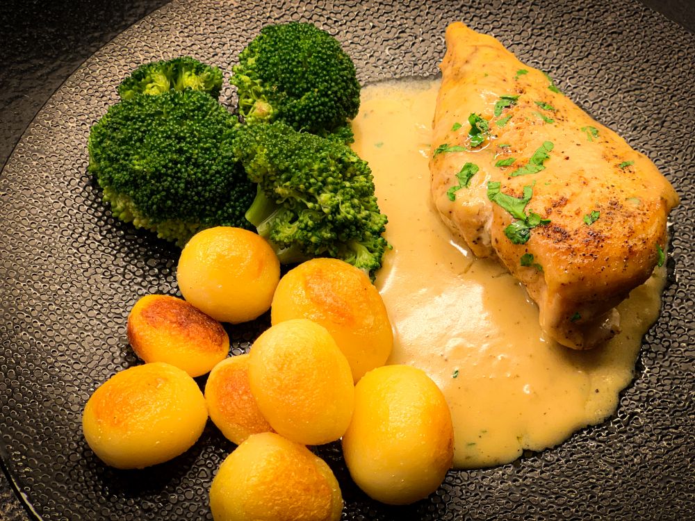 Kipfilet – honing-mosterdsaus – broccoli