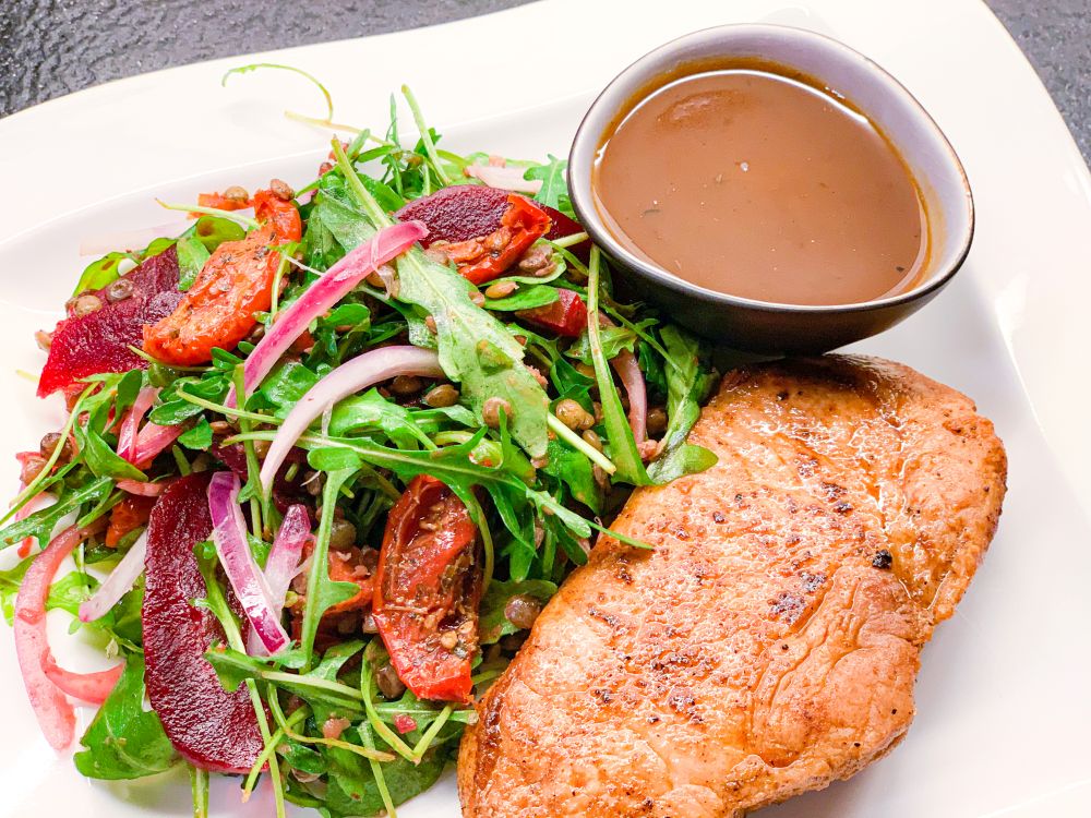 Spaanse varkensfilet met sherrysaus en bieten-linzensalade